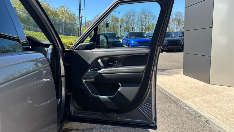 Land Rover Range Rover 3.0 D300 SE 4dr Auto Diesel Estate